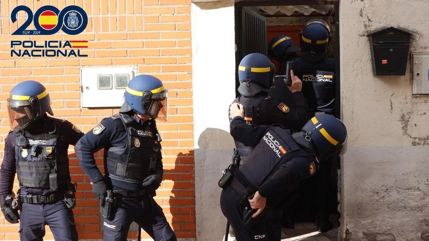 Un hombre armado con una escopeta y una ballesta se atrinchera en su vivienda de Madrid