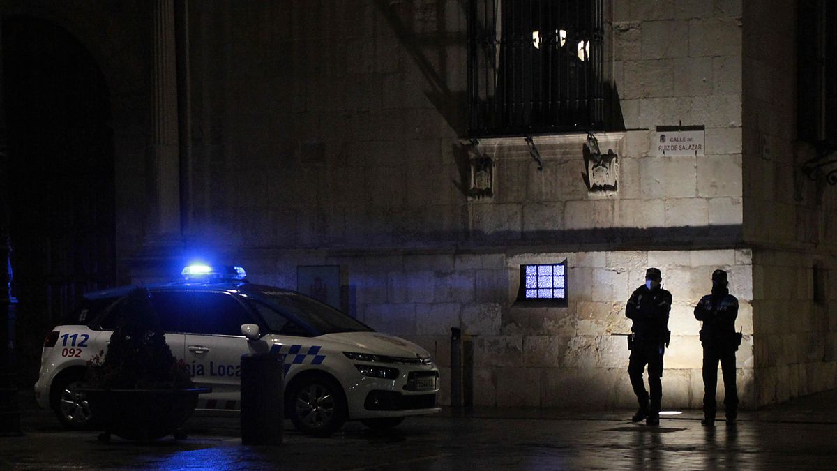 Policía Local de León, patrullando de noche, en una imagen de archivo.