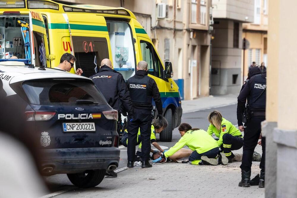 Un joven resulta herido tras caerse de un segundo piso