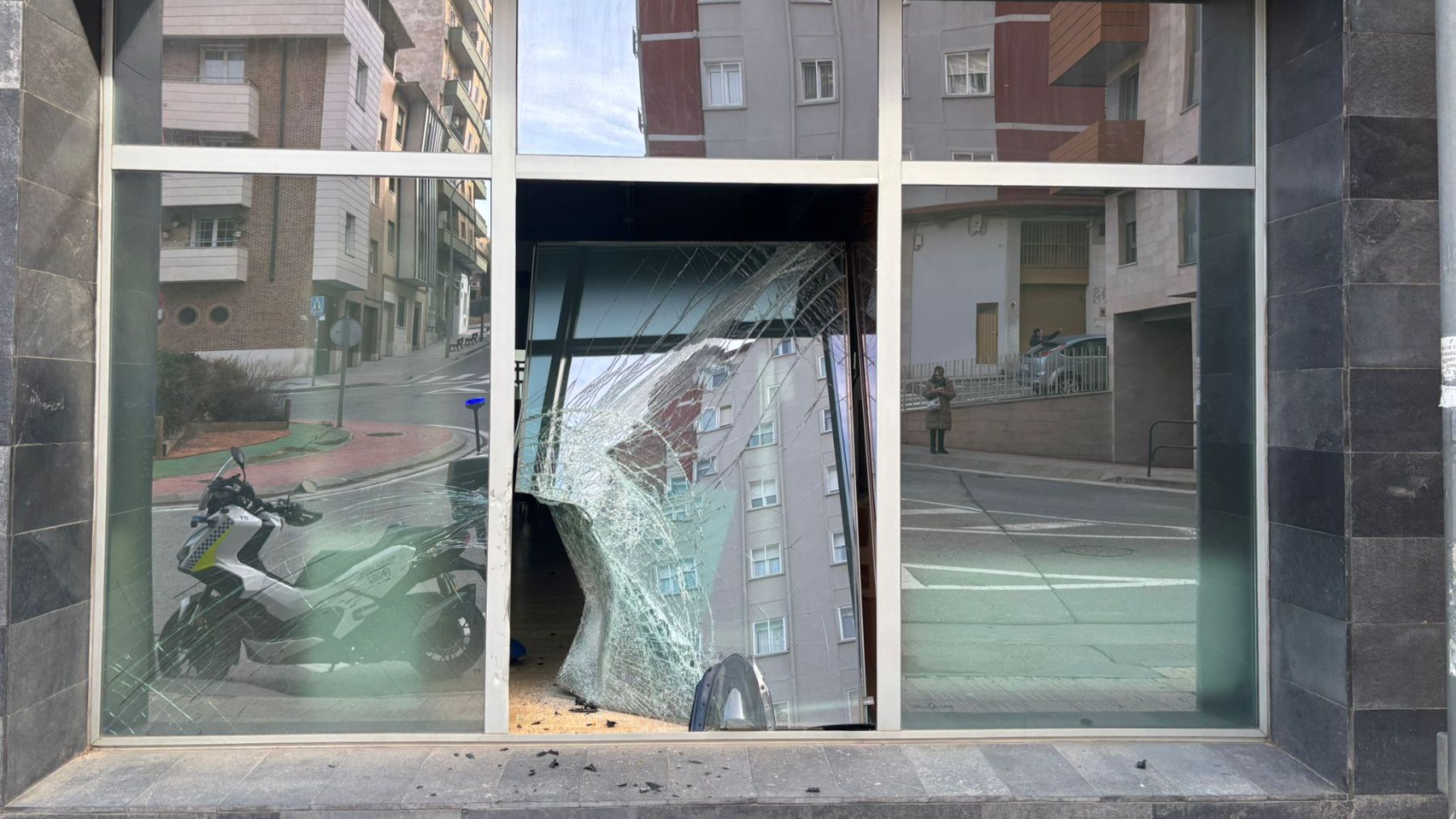 Joven motorista choca contra cristal de un comercio en Tudela y se da a la fuga sin permiso de conducción