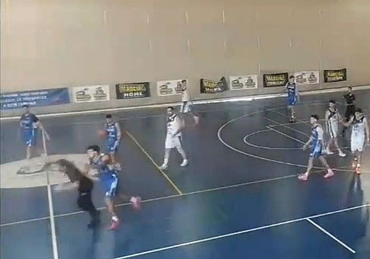 Jugador de baloncesto suspendido por tres años tras agredir a un árbitro durante un partido