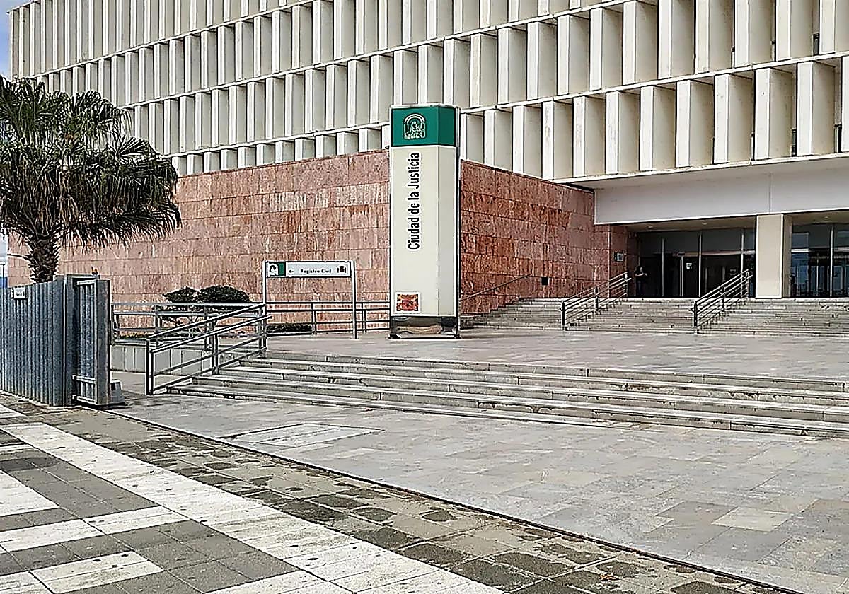 Piden 17 años de cárcel para una pareja por abandonar a su bebé recién nacida en un descampado en Málaga
