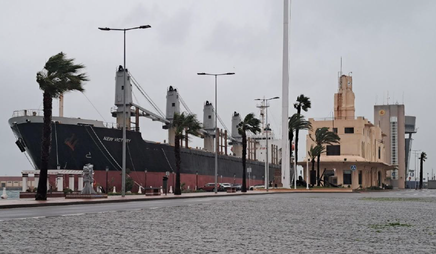 Expedientan a un granelero por quedarse sin combustible en pleno temporal y no hacer caso a Capitanía