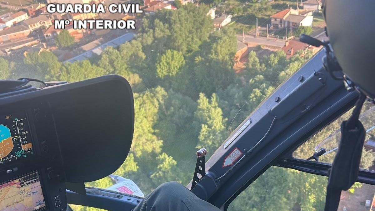 Helicóptero de la Guardia Civil durante un rastreo, imagen de archivo.