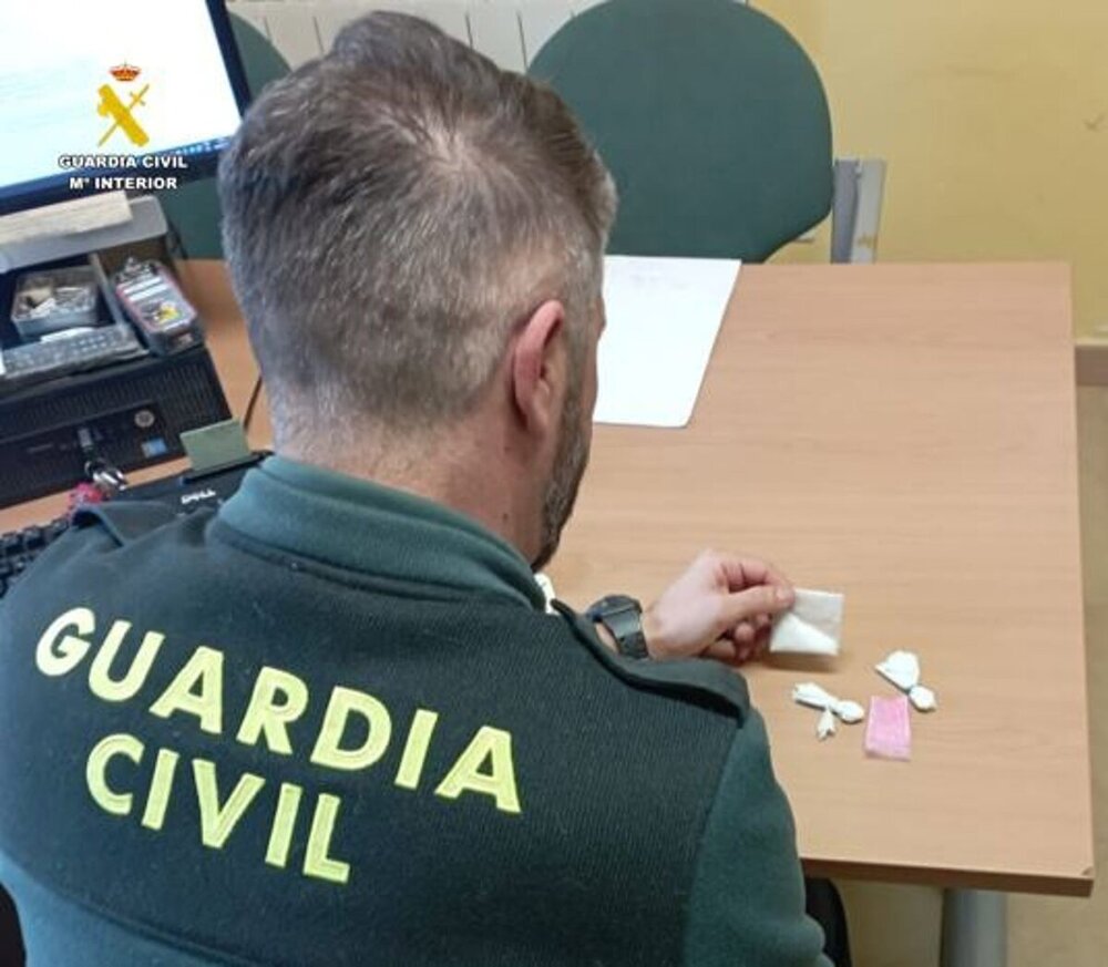 Un 'bulto' sospechoso conduce a la detención de un 'camello'