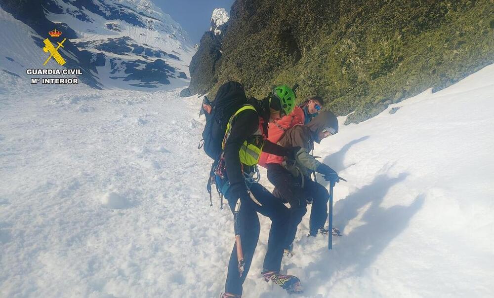 La Guardia Civil rescata a tres montañeros atrapados en el pico Curavacas