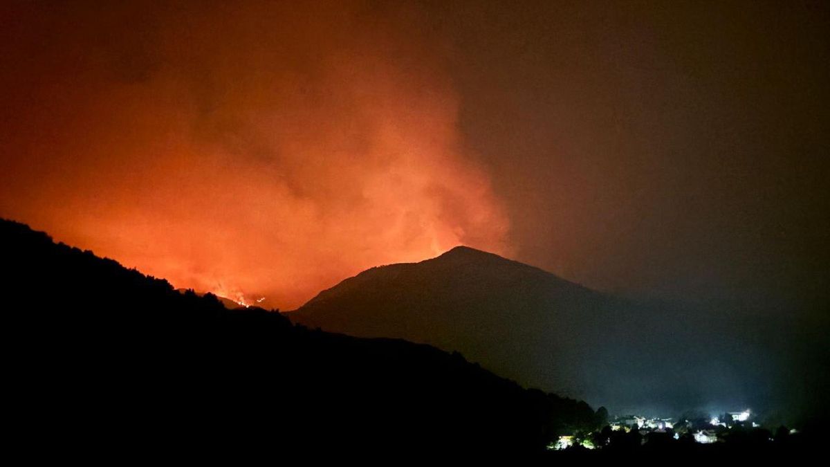Fuego nocturno en las cumbres de Picos de Europa cerca de pueblos de León en Valdeón.