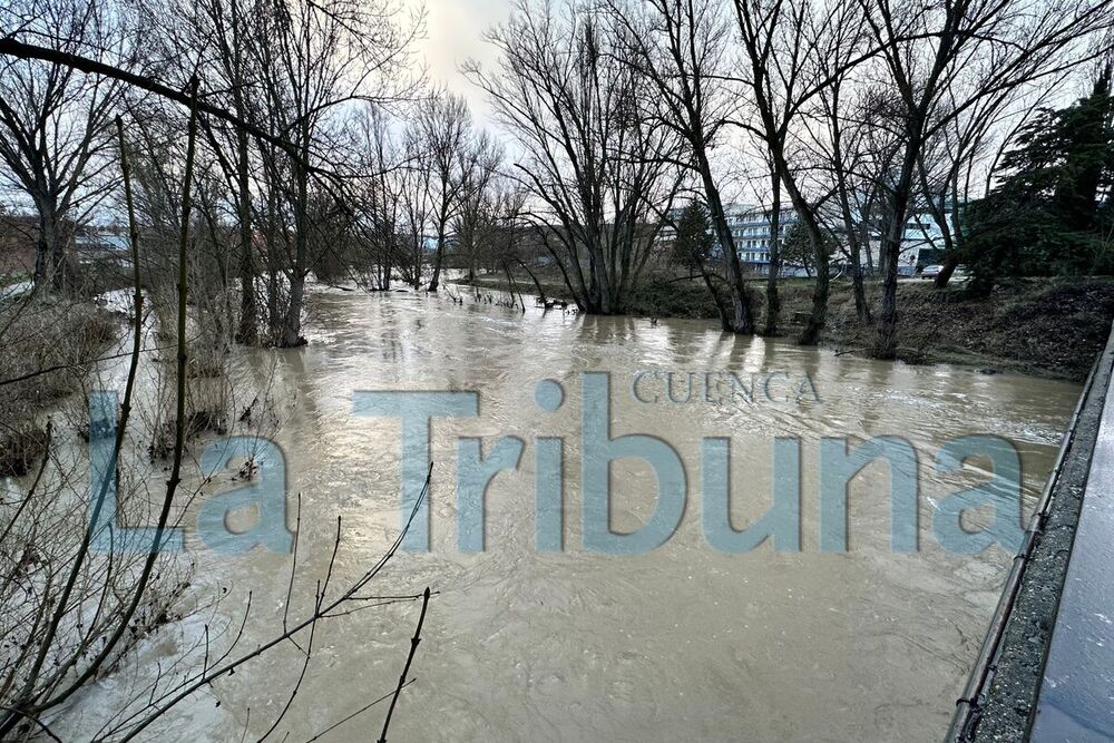 La crecida del río Júcar se reduce tras la marcha de la borrasca ‘Leonardo’, aunque se mantiene en nivel amarillo