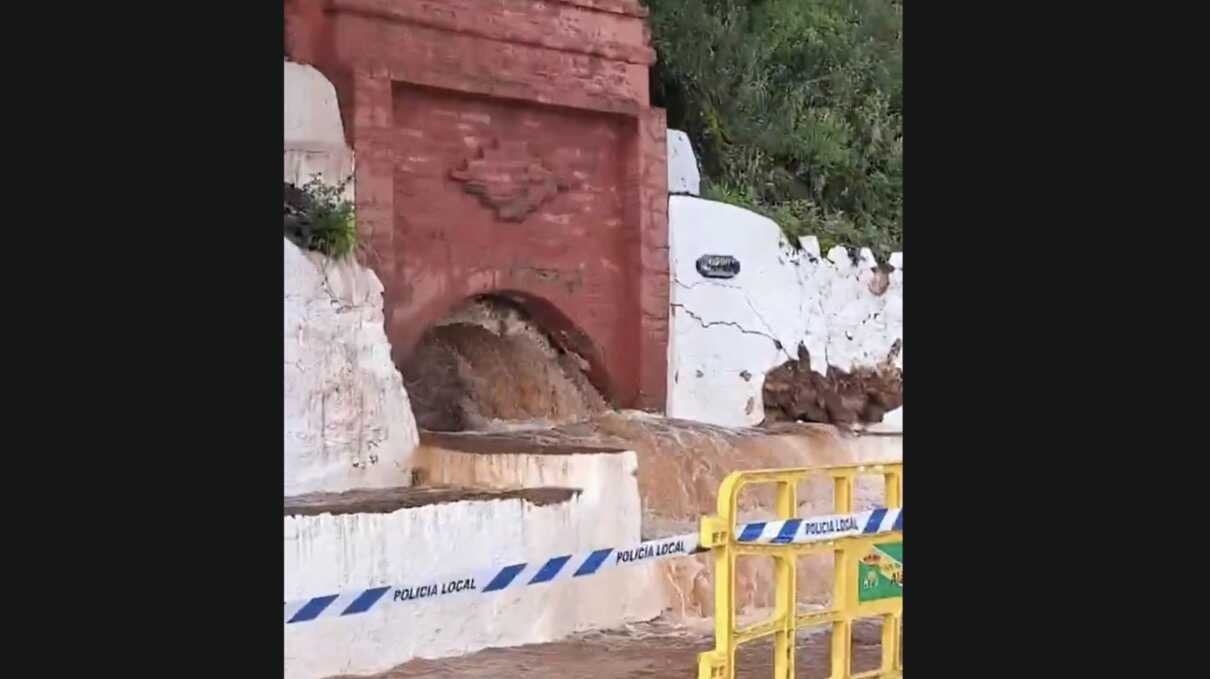 La presión del agua rompe la emblemática fuente de Arias Montano en Alájar