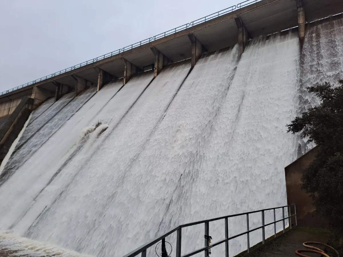 La espectacular presa de Torre de Abraham comienza a aliviar por primera vez en trece años y el Montoro calma su furia