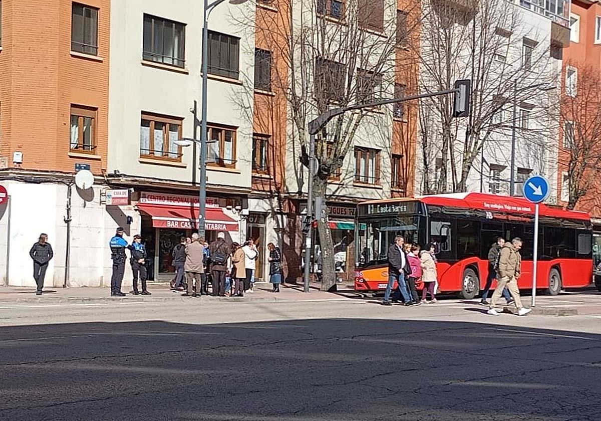 Una mujer cruza en rojo, se asusta con un claxon, cae y resulta herida en Burgos