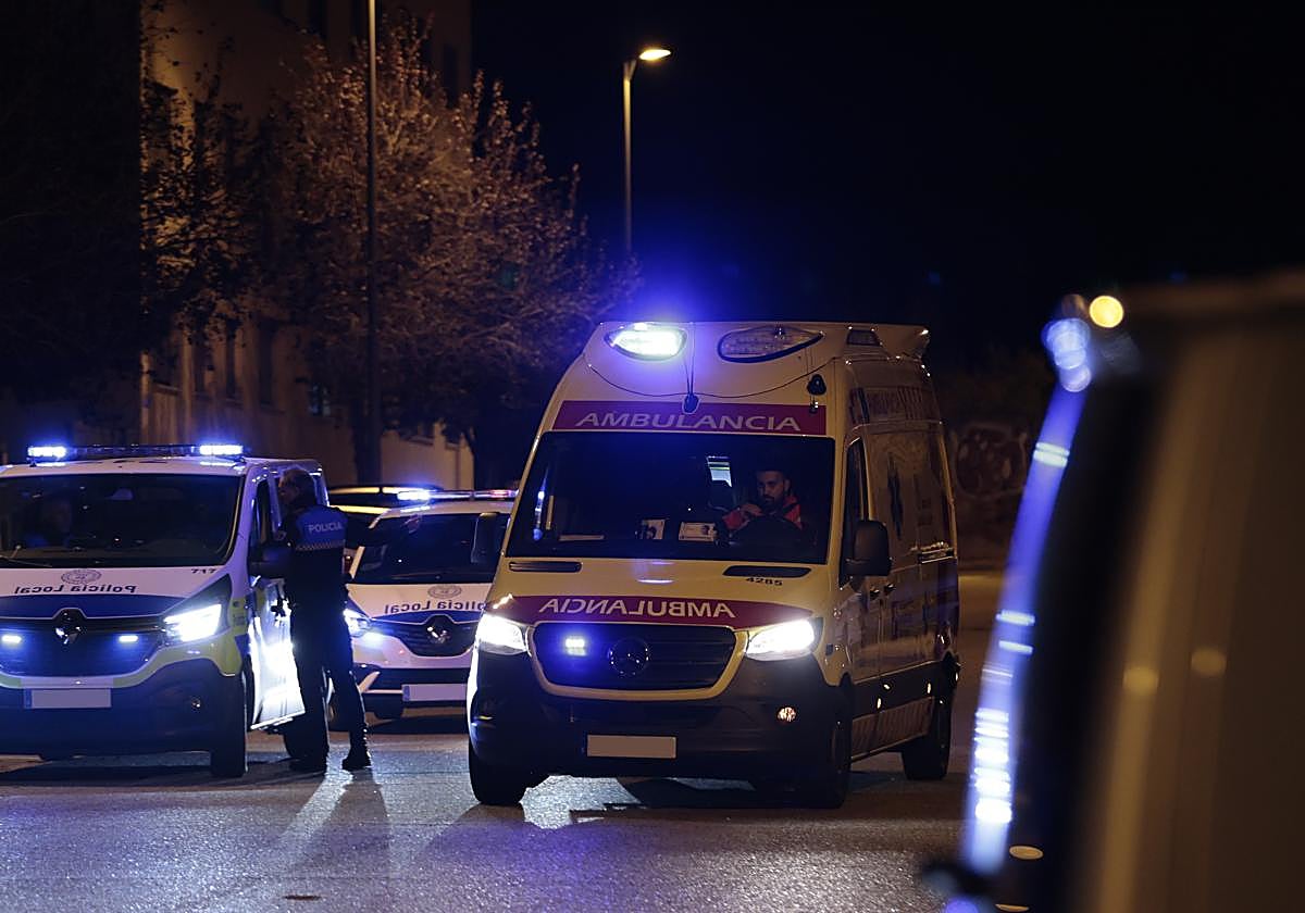 Al hospital un joven en Salamanca tras empotrar su coche contra un semáforo y quedar atrapado