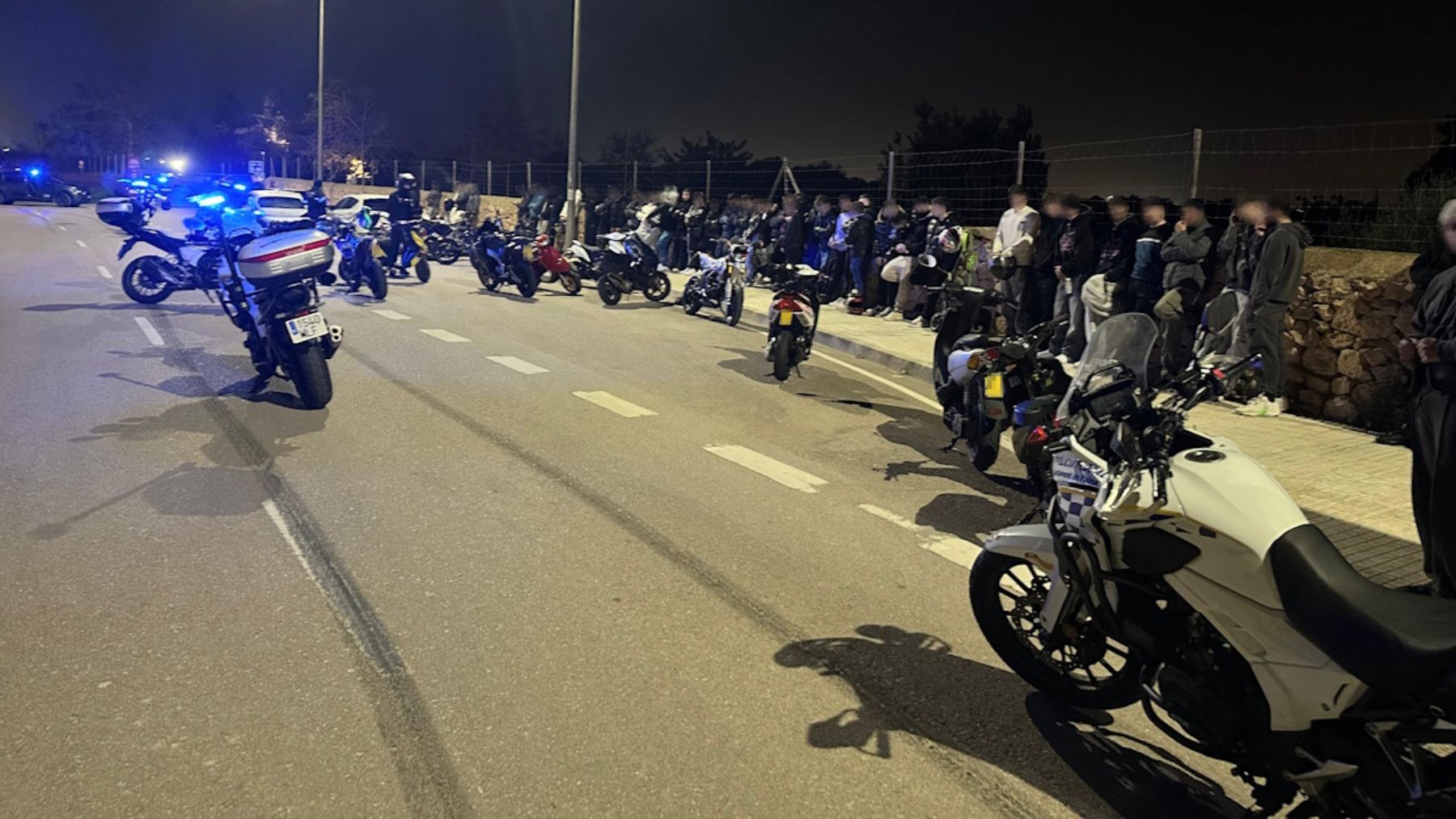 Operativo policial en Son Roca para frenar carreras clandestinas y consumo de drogas en la calle