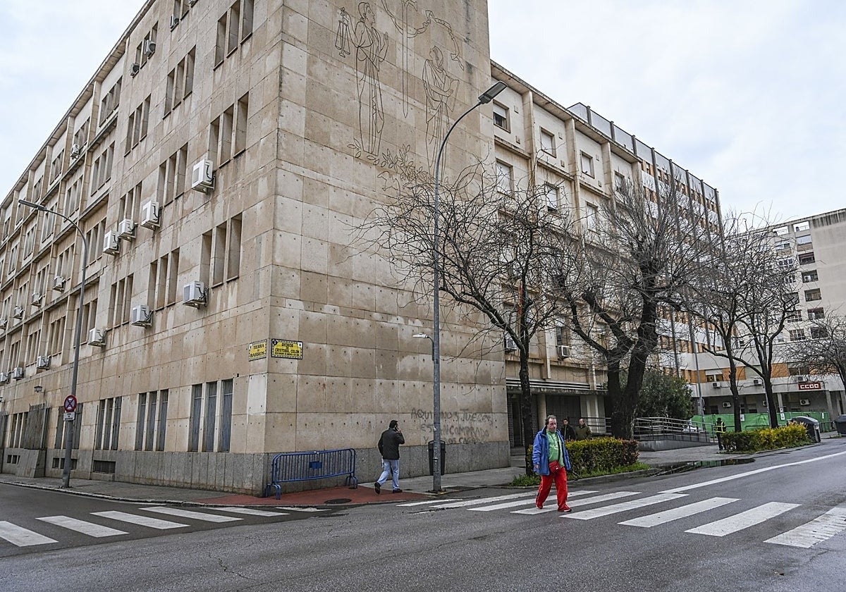 Padre condenado a 30 años de cárcel por abusar de sus hijas en Badajoz, madre cómplice recibe 19 años de reclusión