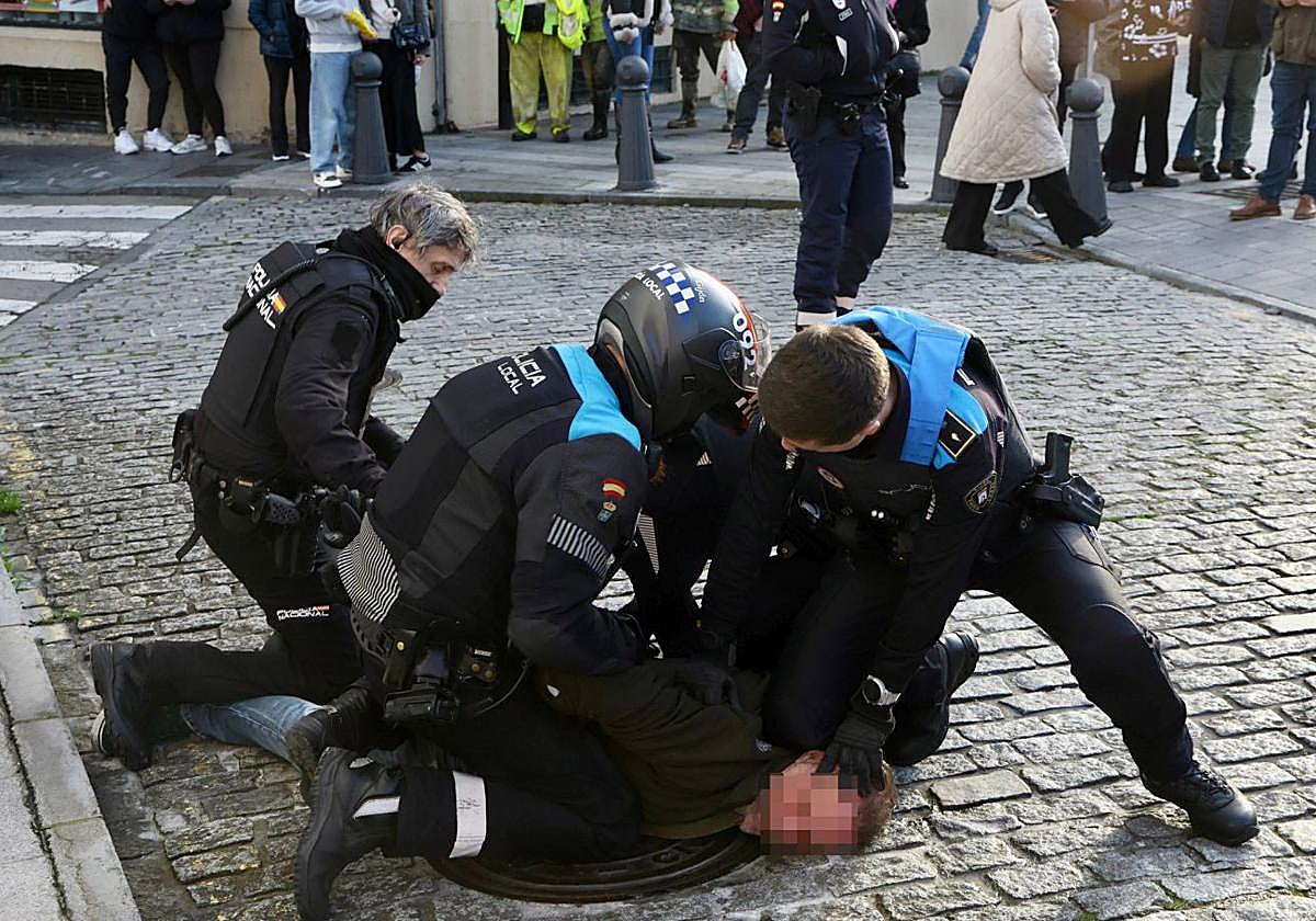 Una trifulca en el barrio gijonés de Cimavilla acaba con un detenido y con un menor con un corte en el cuello