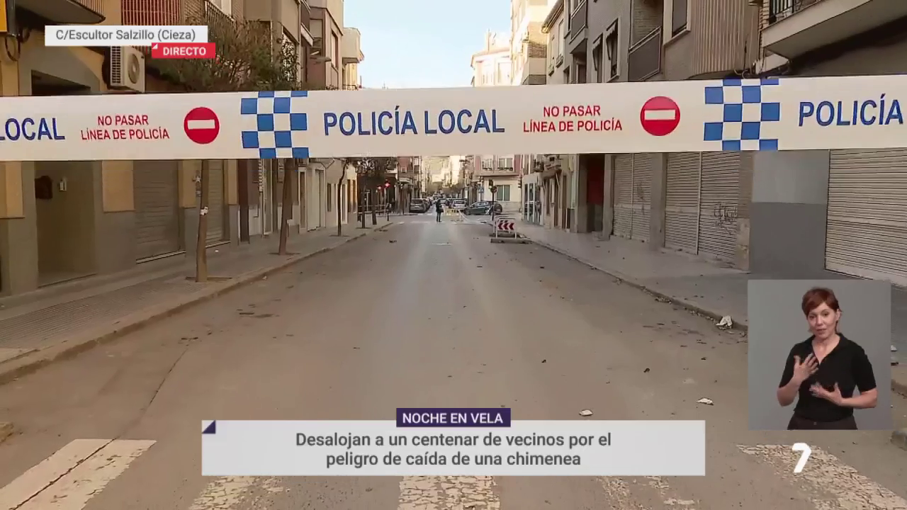 Desalojadas un centenar de personas en Cieza por el riesgo de caída de una chimenea
