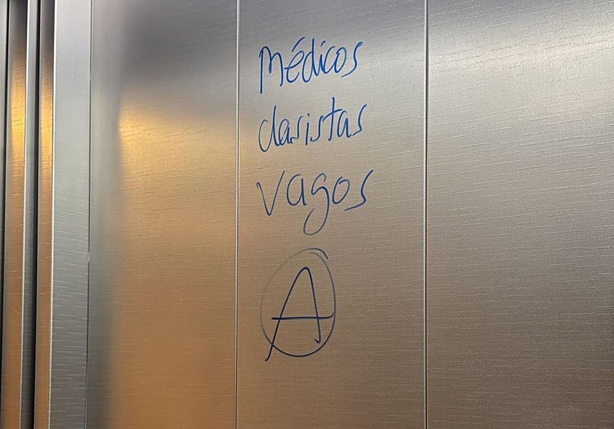 Denuncian pintadas insultando a los médicos en los ascensores del hospital de Burgos: «Clasistas, payasos, vagos»