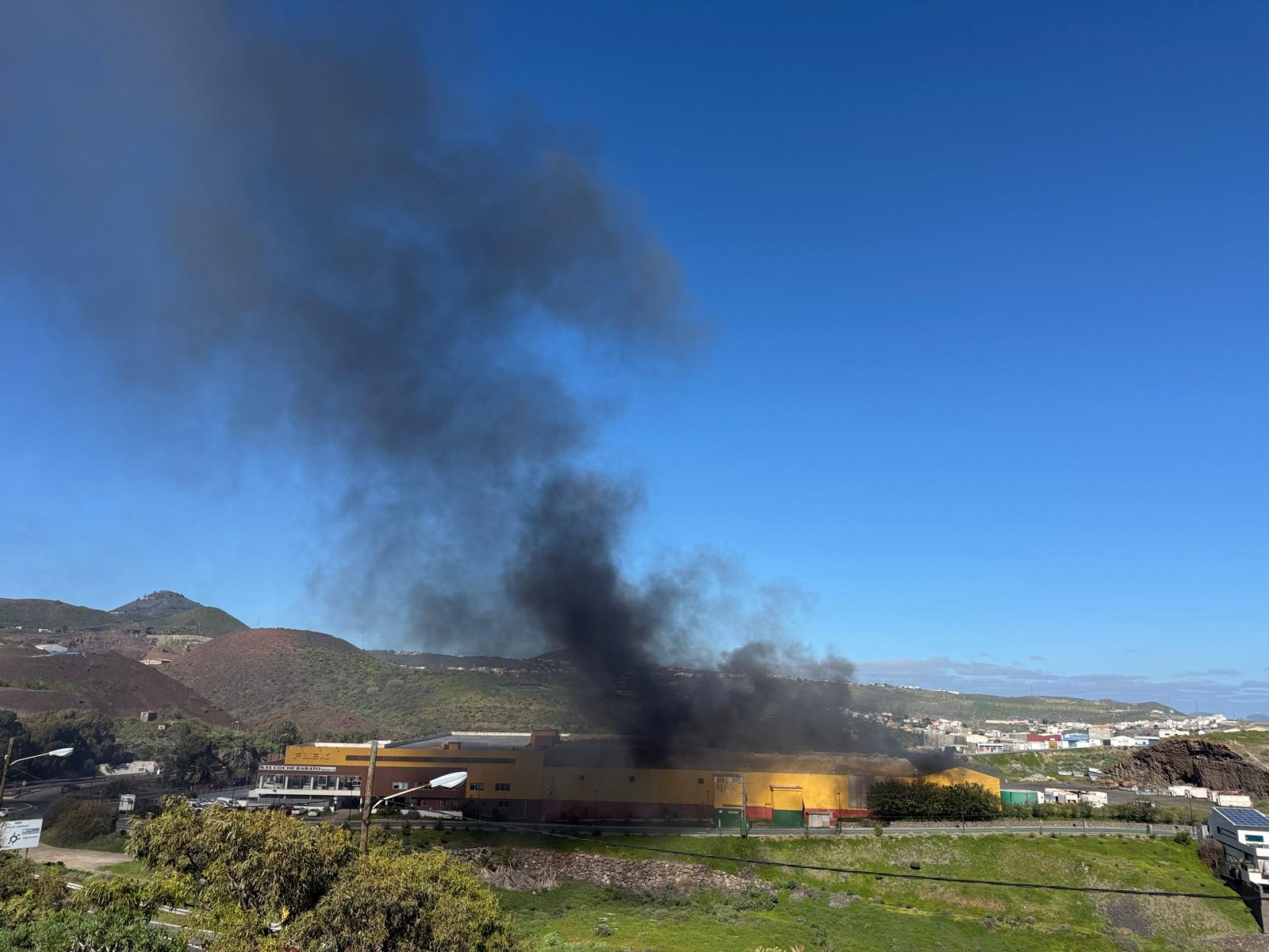 Se reaviva el incendio en la nave industrial de Cruz de la Gallina, en Telde