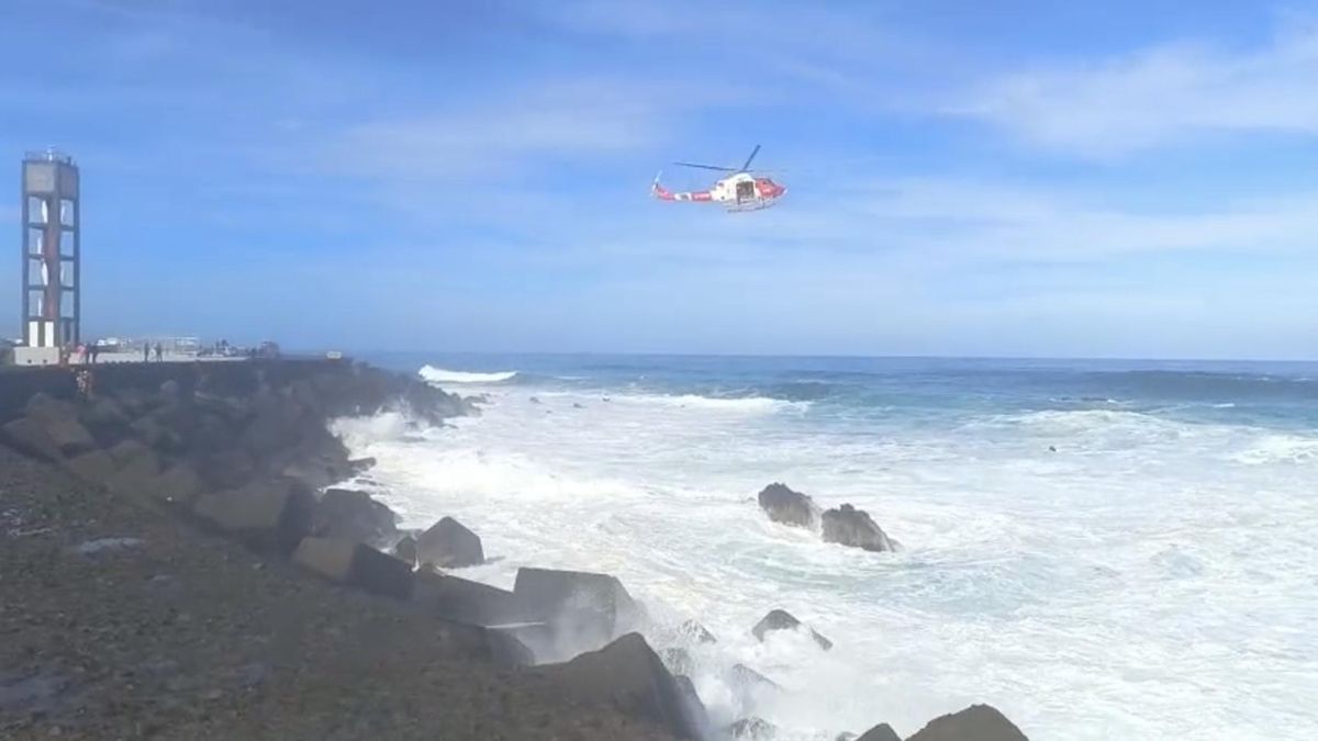 Dispositivo de rescate del parapentista caído al mar en Puerto de la Cruz.