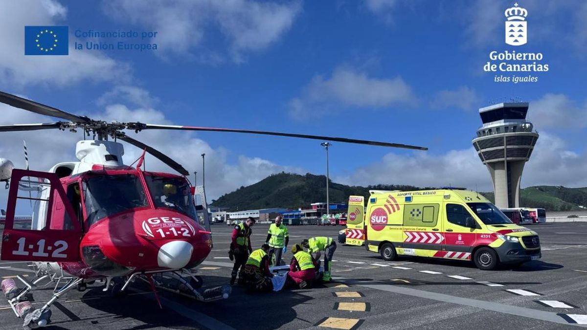 Momento de la transferencia de la senderista accidentada en Teno, desde el recurso aéreo a la ambulancia del SUC en el aeropuerto Tenerife Norte.