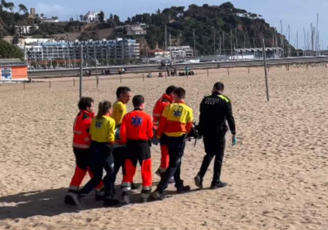 Rescatan en helicóptero a mujer en playa de Blanes tras ser arrastrada por una ola