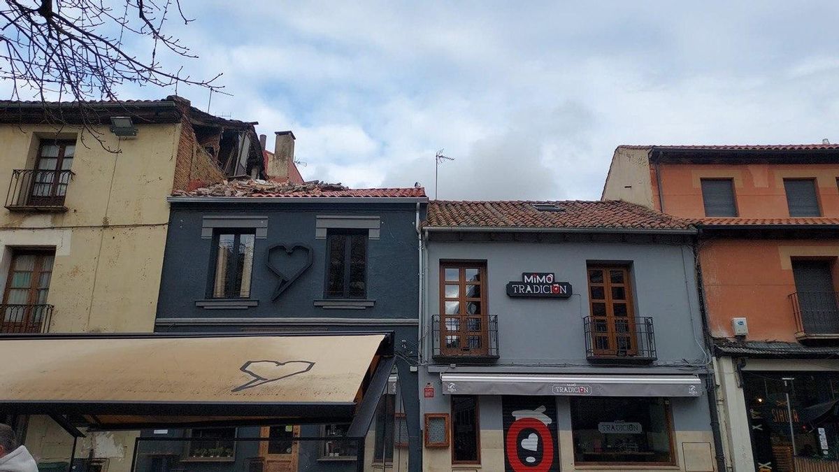 Se derrumba parte de un edificio en el centro de León, sin heridos pero con daños materiales