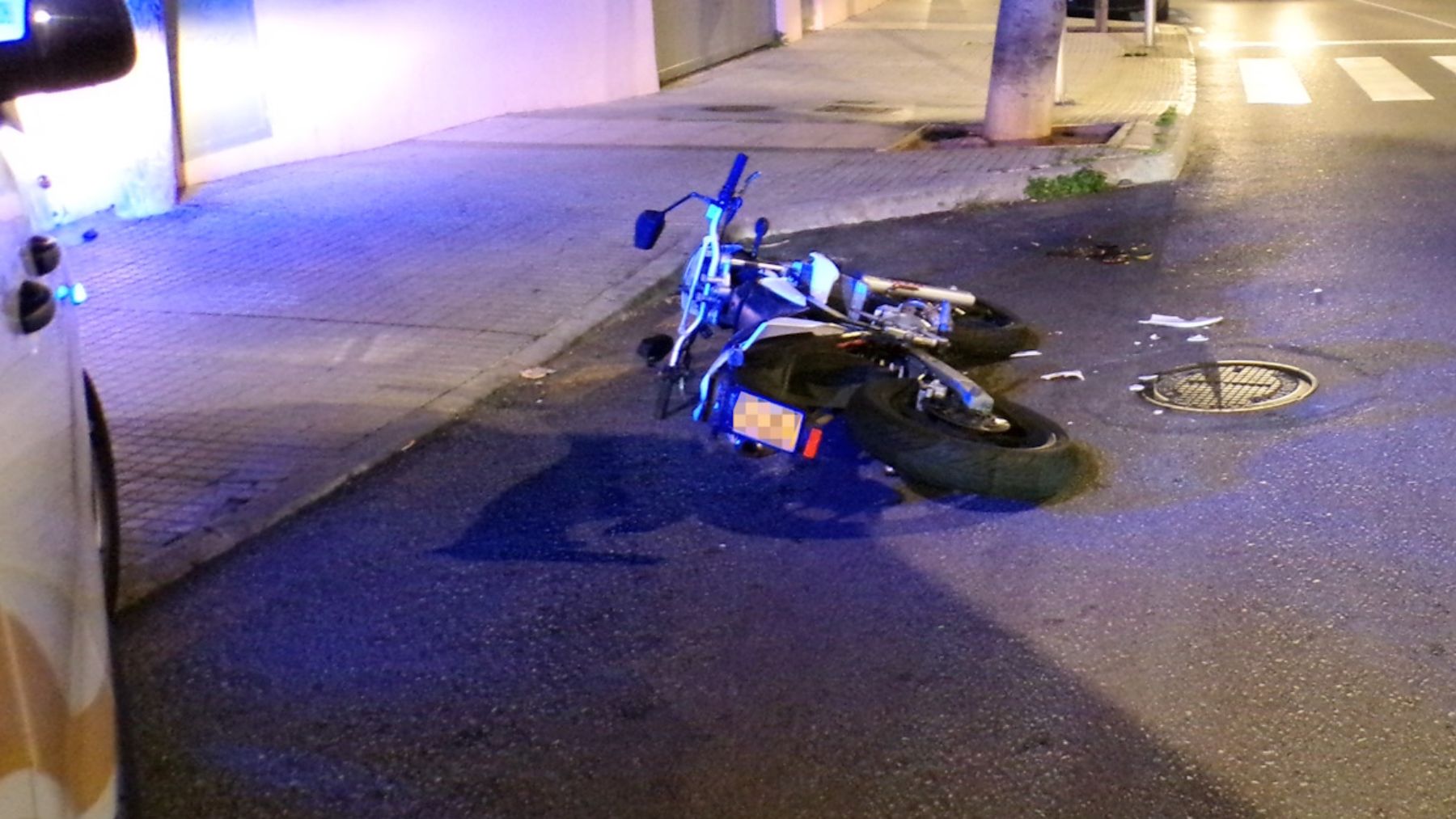 Un taxi con la ITV desfavorable arrolla y causa heridas a un motorista en la calle Joan Miró de Palma