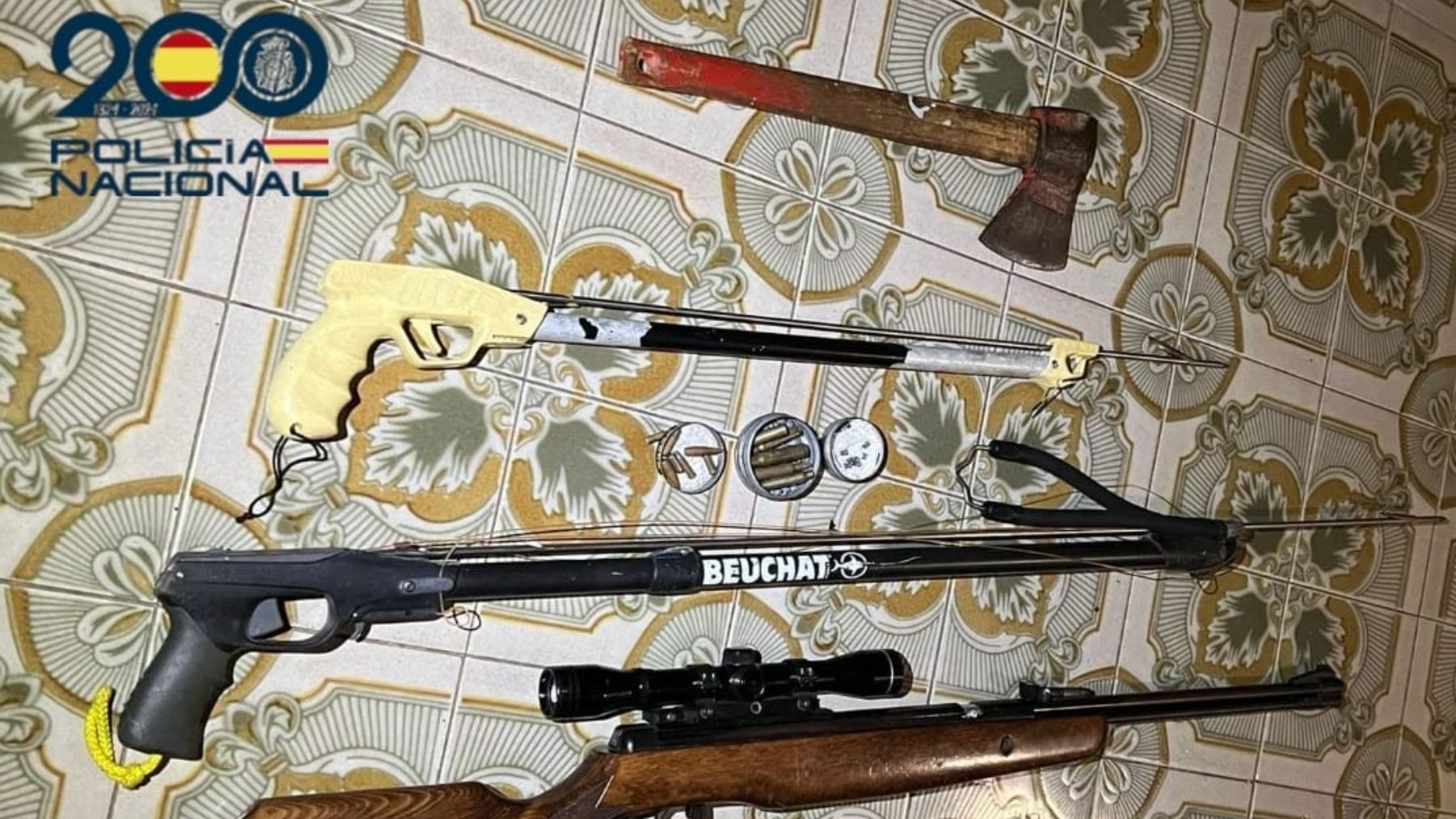 Tensión en un barrio de Palma: la Policía reduce a un hombre fuera de sí armado con un hacha