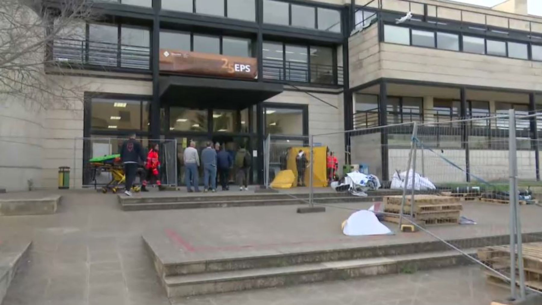 Trabajador resulta herido grave tras caer desde el primer piso de la UIB mientras colocaba una pancarta
