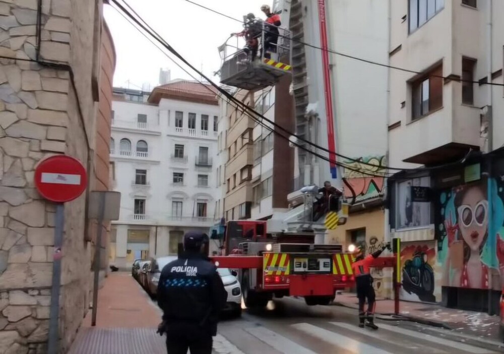 Un camión grúa arranca cables en la calle Hermanos Valdés sin causar daños personales