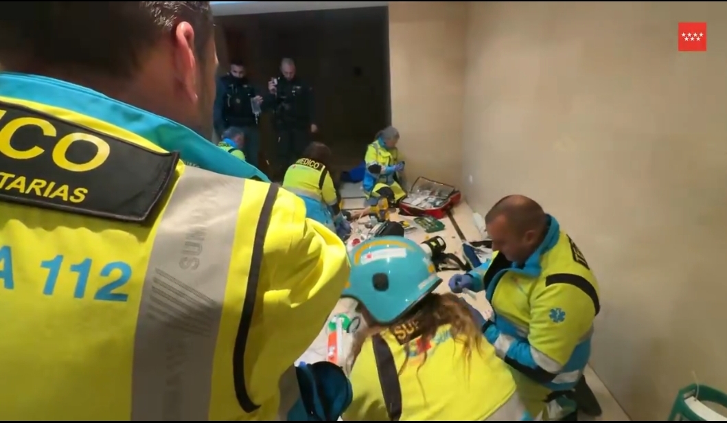 Un hombre de 70 años cae de la terraza de su piso a 6 metros mientras cambiaba una bombilla