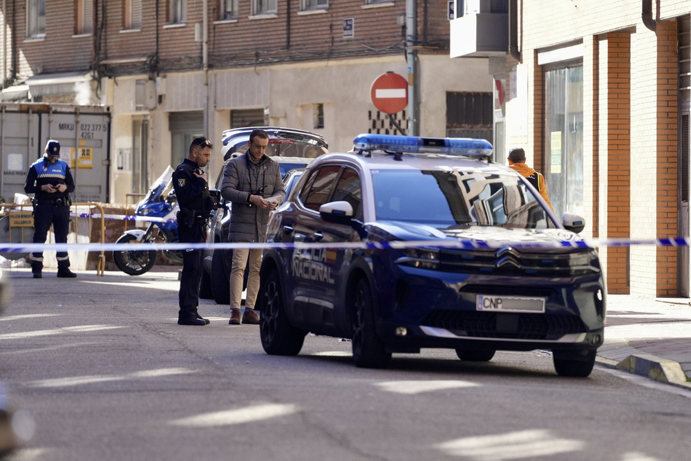 Muere un joven acuchillado por un menor en la calle Democracia