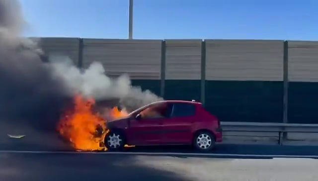 El incendio de un coche en la MU-33 a la altura de Murcia provoca complicaciones en el tráfico