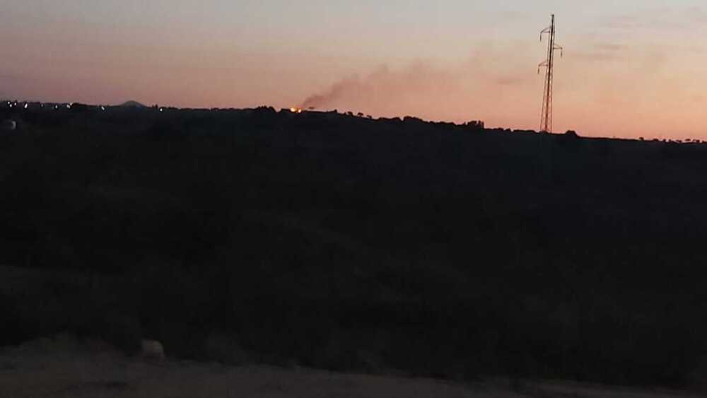 Un incendio en una finca provoca una gran columna de humo