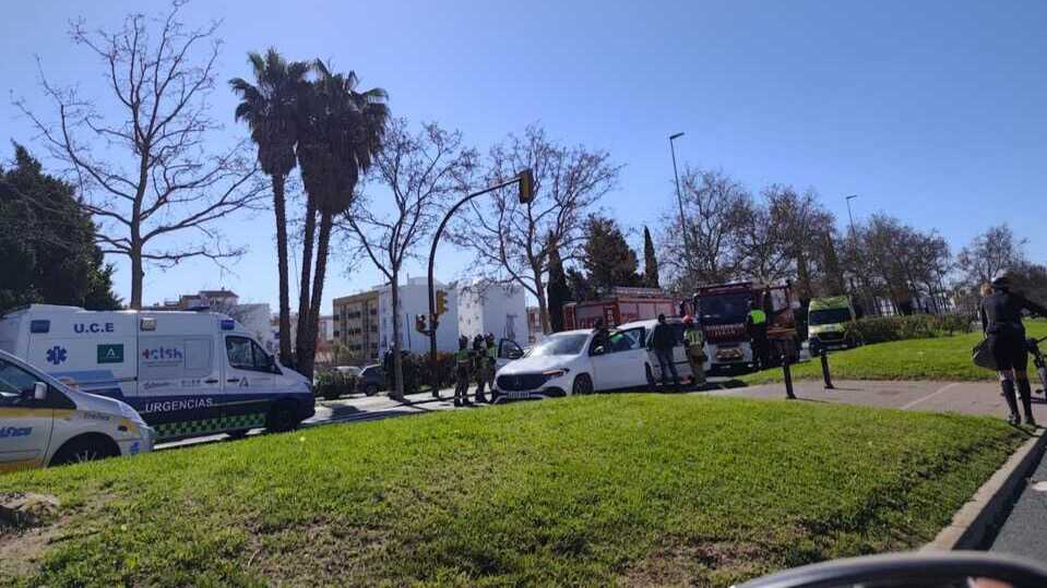 Accidente de tráfico en Huelva deja personas heridas y atrapadas