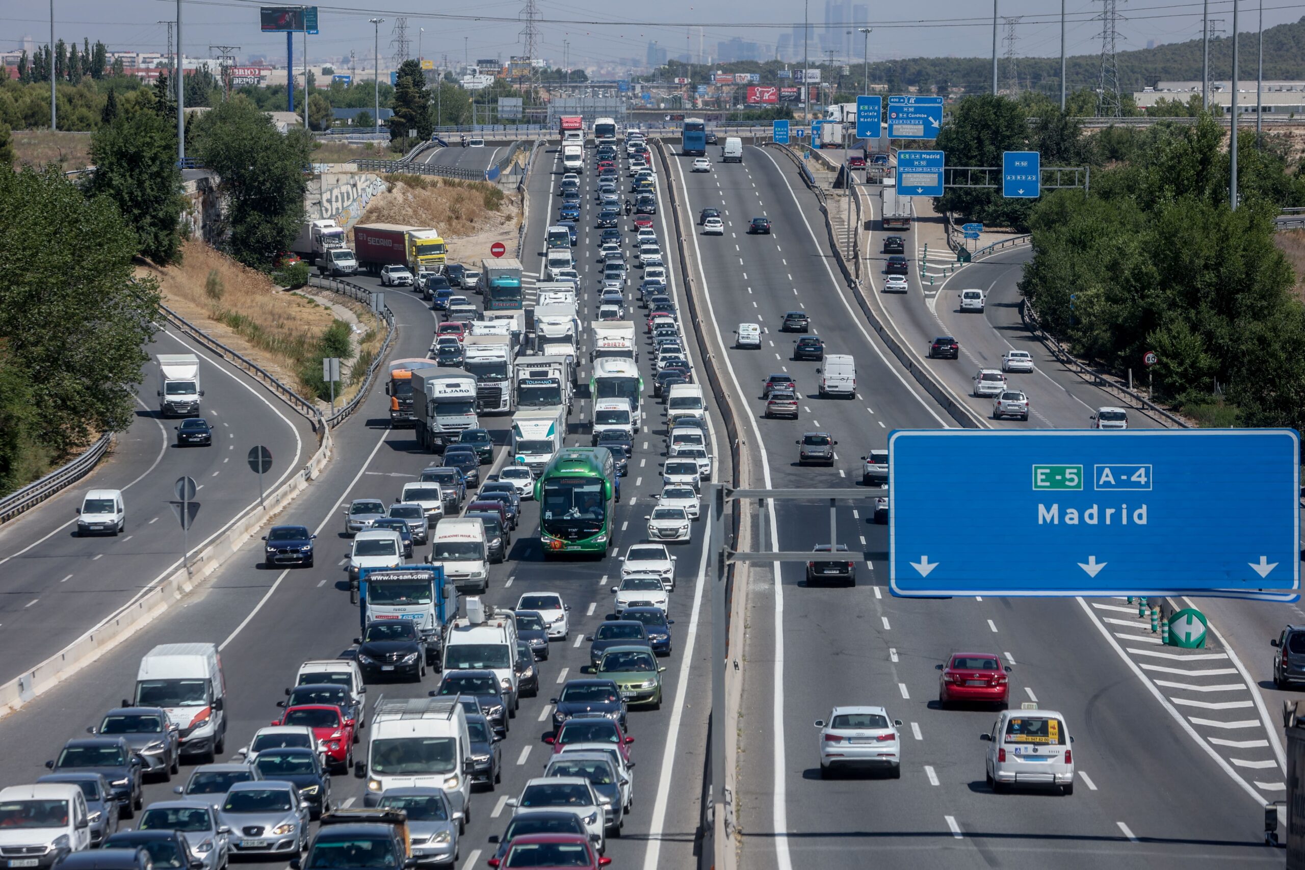 Tres kilómetros de atasco en la A-4 en Getafe al incendiarse un vehículo