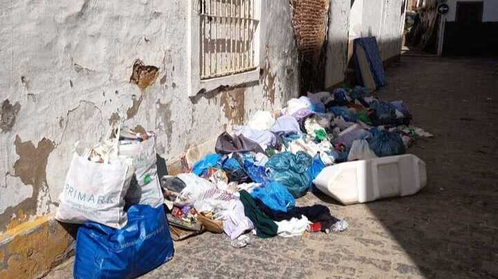 La Policía Local de Ayamonte multa a vecinos por dejar basura en la calle durante unas obras