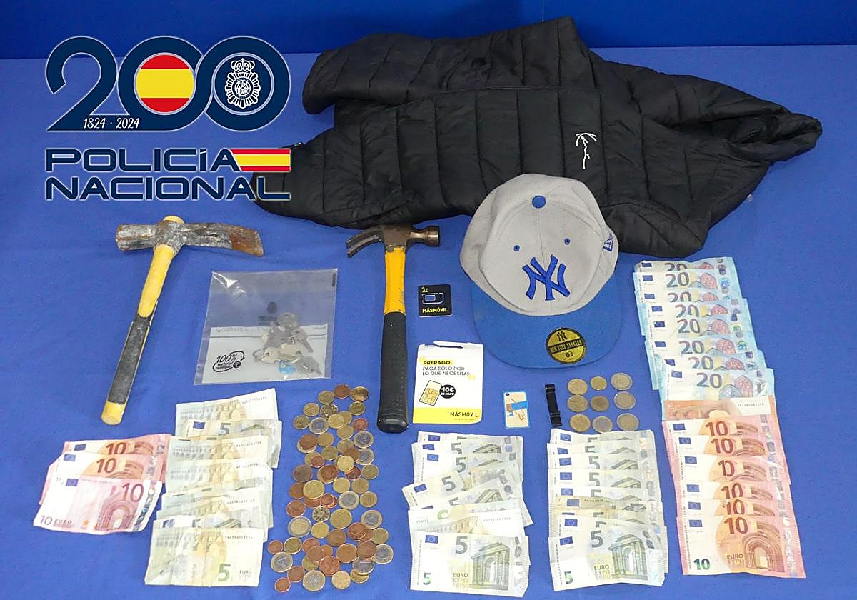 Rompen la puerta de un bar con la tapa de una alcantarilla y roban 400 euros en Salamanca