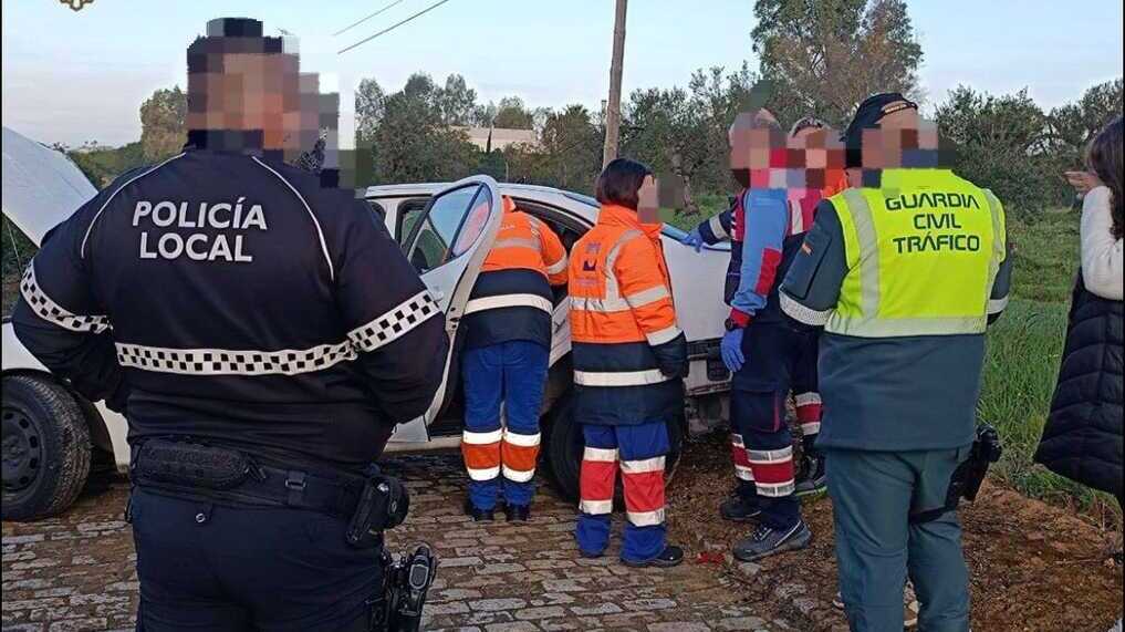 Un coche se sale de la carretera en Almonte y provoca varios heridos