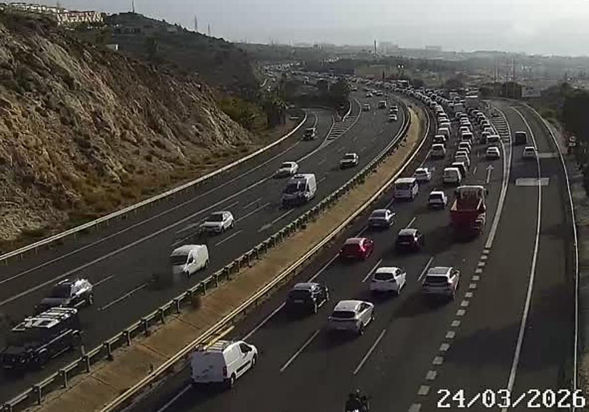 Accidente en la A-7 causa cinco kilómetros de retenciones en la entrada a Málaga durante hora punta