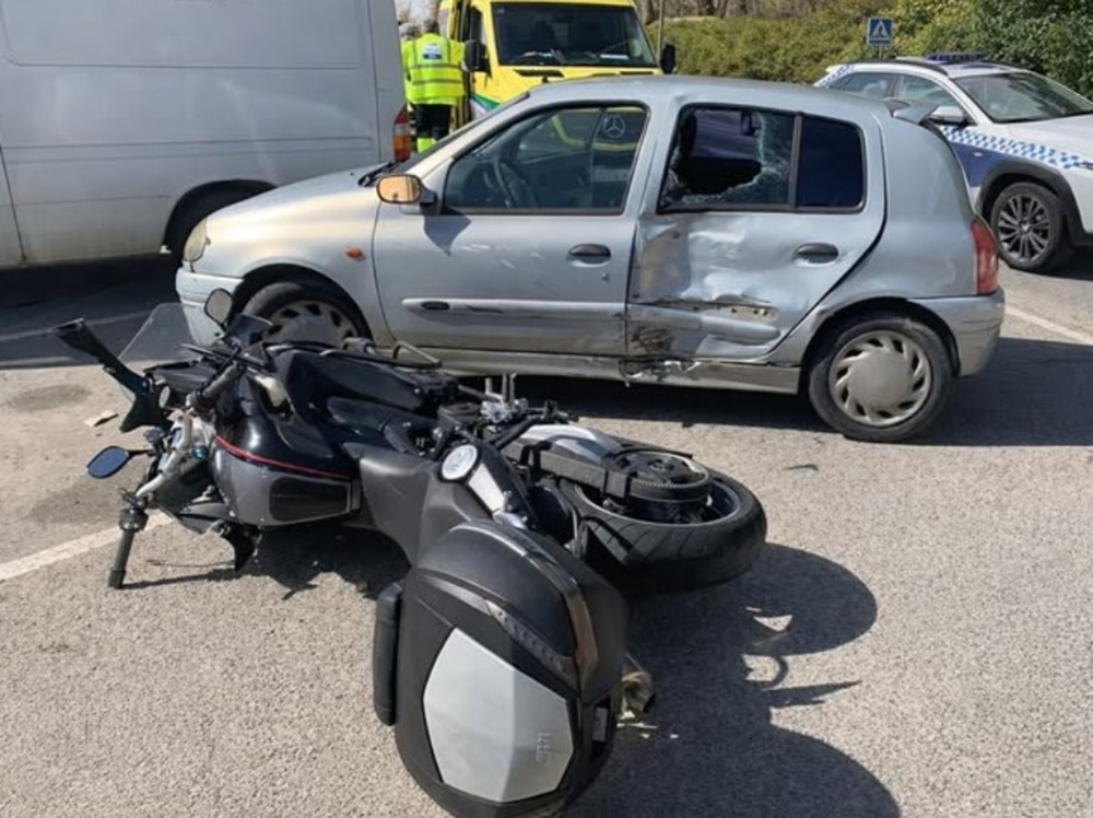 Colisionan un turismo y una moto en la avenida de los Alfares