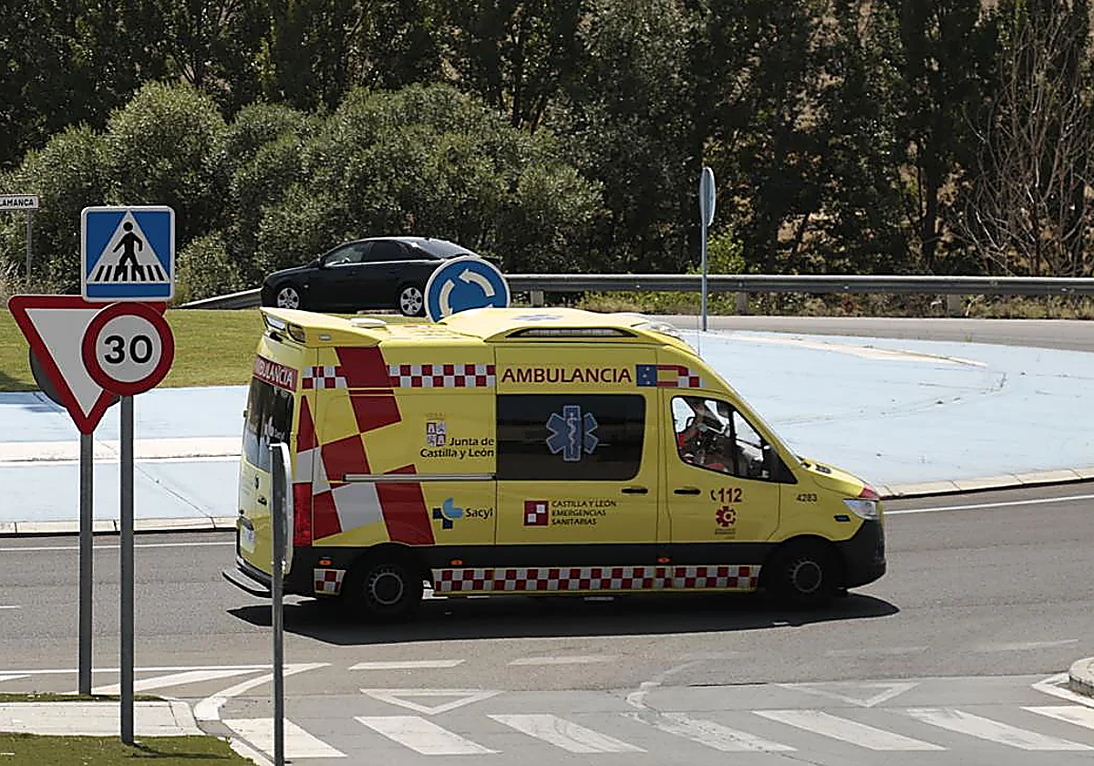 Herido un hombre tras un choque entre una moto y un patinete en el Paseo de la Estación de Salamanca