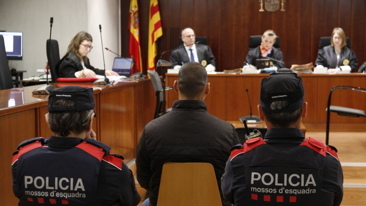Una mujer declara que la pareja la roció con alcohol y acetona y le prendió fuego en Artesa de Segre
