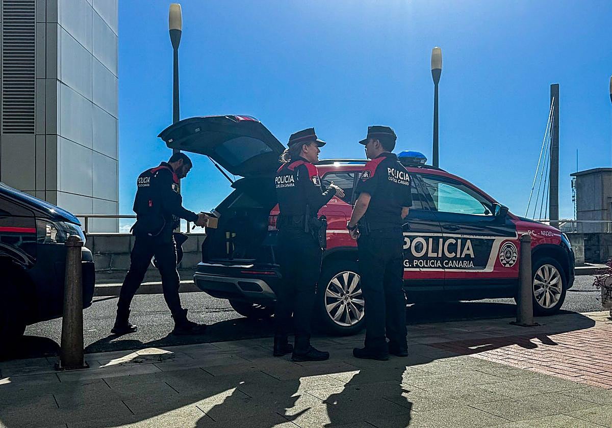 Agentes de la Policía Canaria salvan a una mujer al borde del precipicio en Las Palmas de Gran Canaria