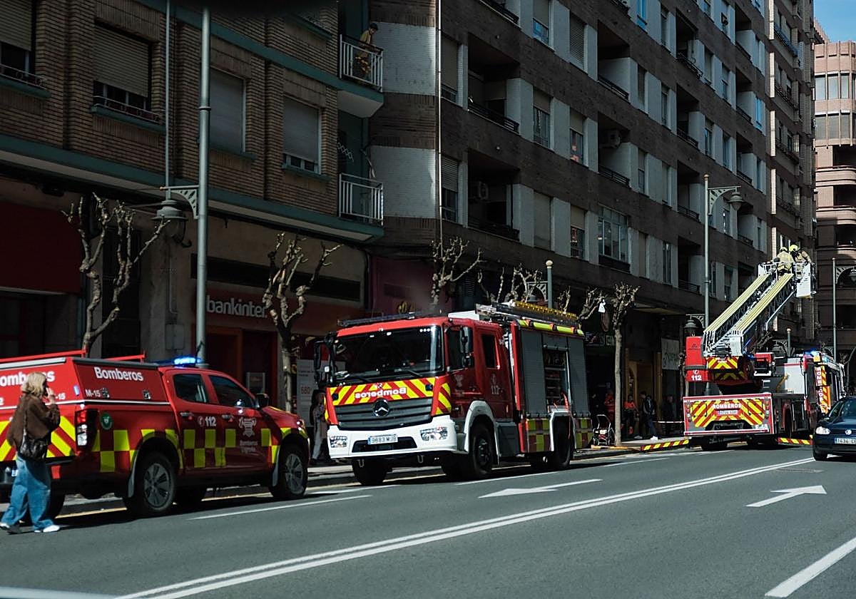 Los Bomberos de Logroño intervienen en la calle Chile por la avería de una caldera en un edificio