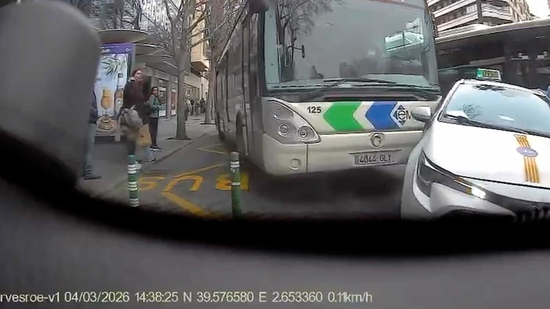 Un conductor de la EMT arrolla a un taxista en la Plaza España de Palma: «Estás colgado, como una puta cabra»
