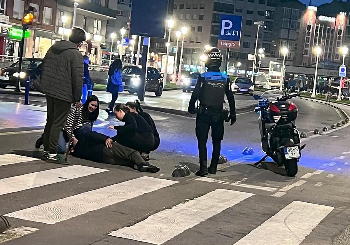 Herido un nonagenario en Gijón al tropezar con un delimitador del carril bici del Muro