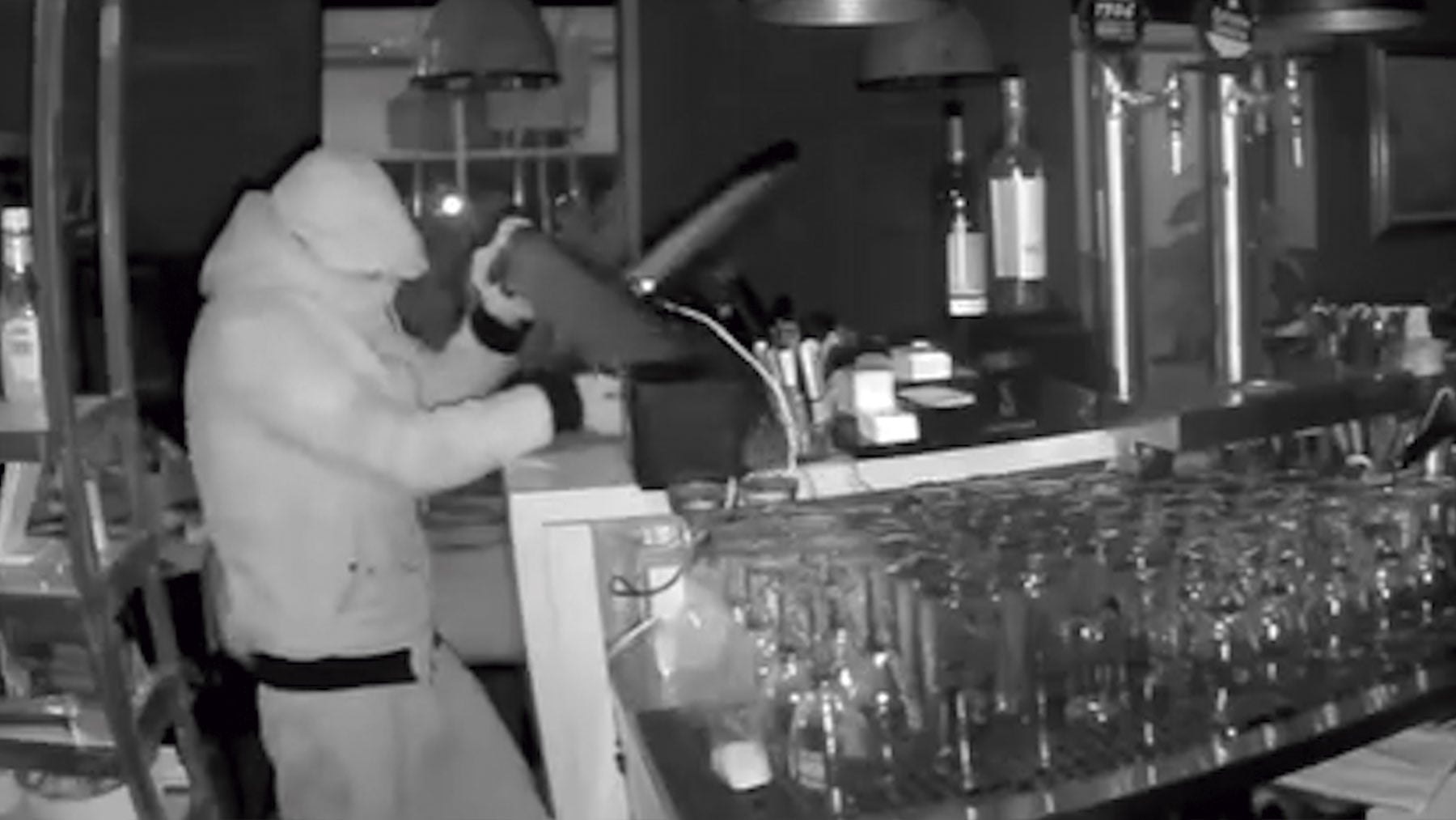 Cámaras de seguridad graban a ladrones asaltando restaurantes del barrio de Santa Catalina de Palma