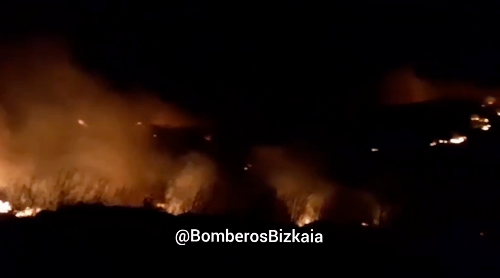 Bomberos de Bizkaia colaboran en la extinción de incendio forestal en Karrantza tras llegar desde Cantabria
