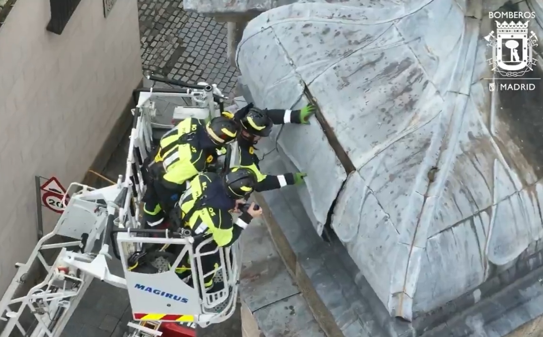 Bomberos de Madrid aseguran plancha de plomo en torre de basílica de San Miguel